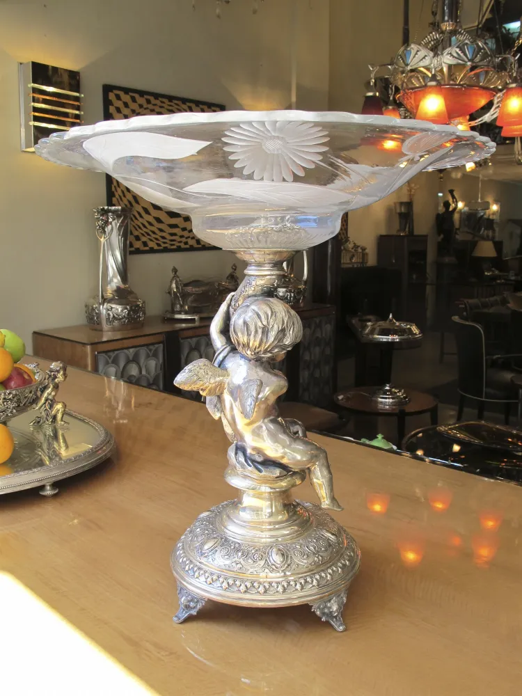 antiker blumentopf wmfd mit dekorativer figur, elegantes ambiente