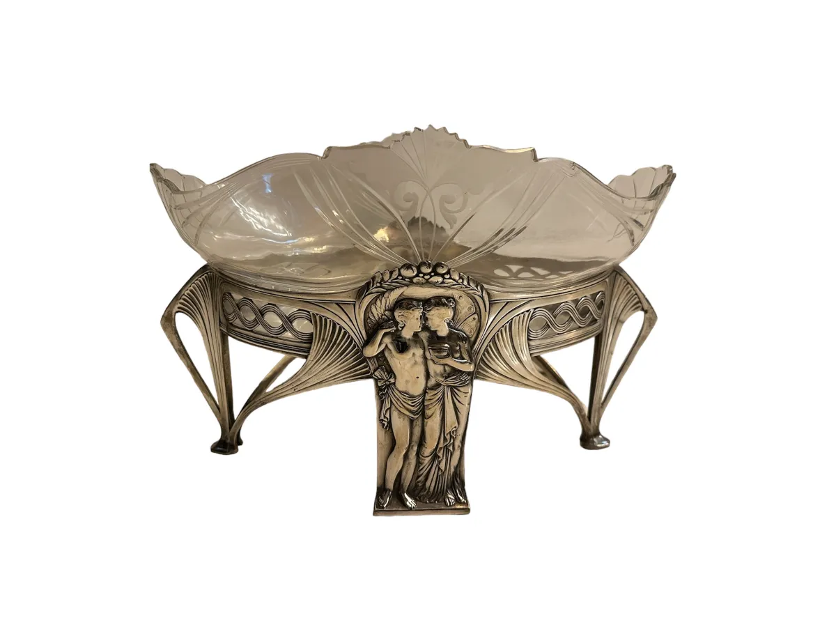 古老的中心装饰品，优雅的形状和装饰性的人物