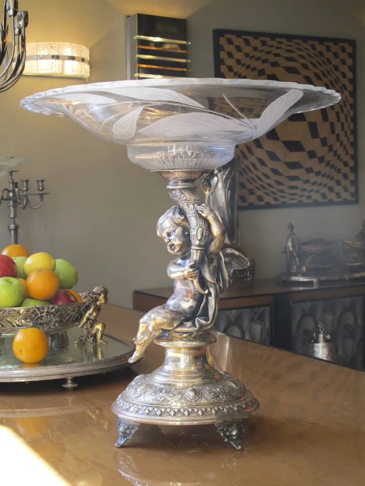 Centre de table antique WMF avec figurine d'enfant, décor élégant