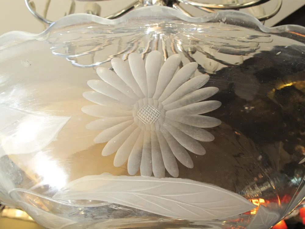 centre de table wmfs avec motif floral et feuilles, décoration ancienne dans un cadre élégant