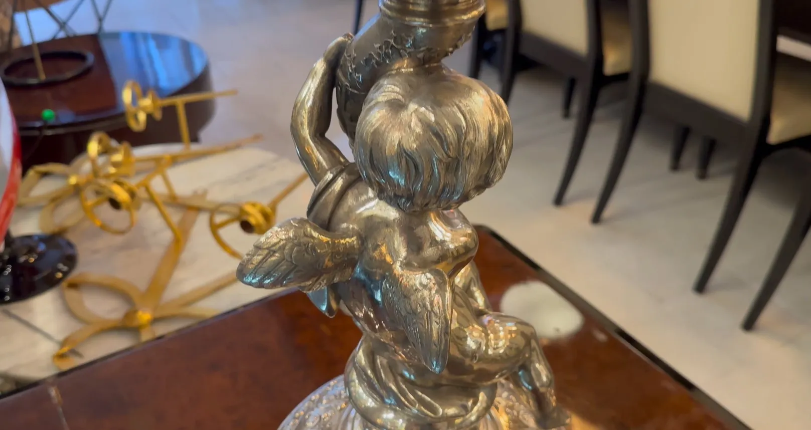 antico centrotavola wmfp con figura e dettagli decorativi in un ambiente elegante