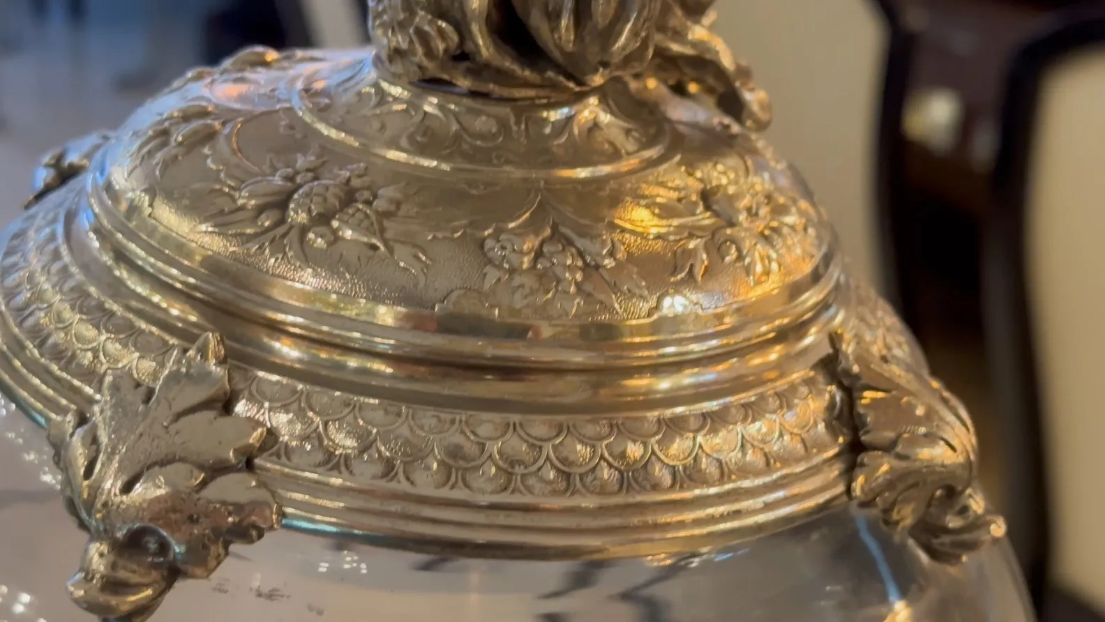 Antiker Blumentopf WMF mit schönen floralen Motiven und dekorativen Details. Perfekt für Tischdekoration.