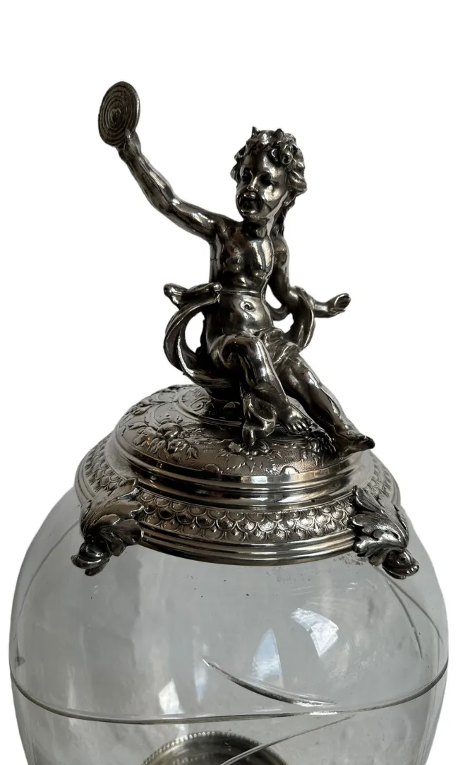 antik-blumentöpfe-mit-ornamentalen-dekorationen-und-figur-oben-in-eleganter-umgebung