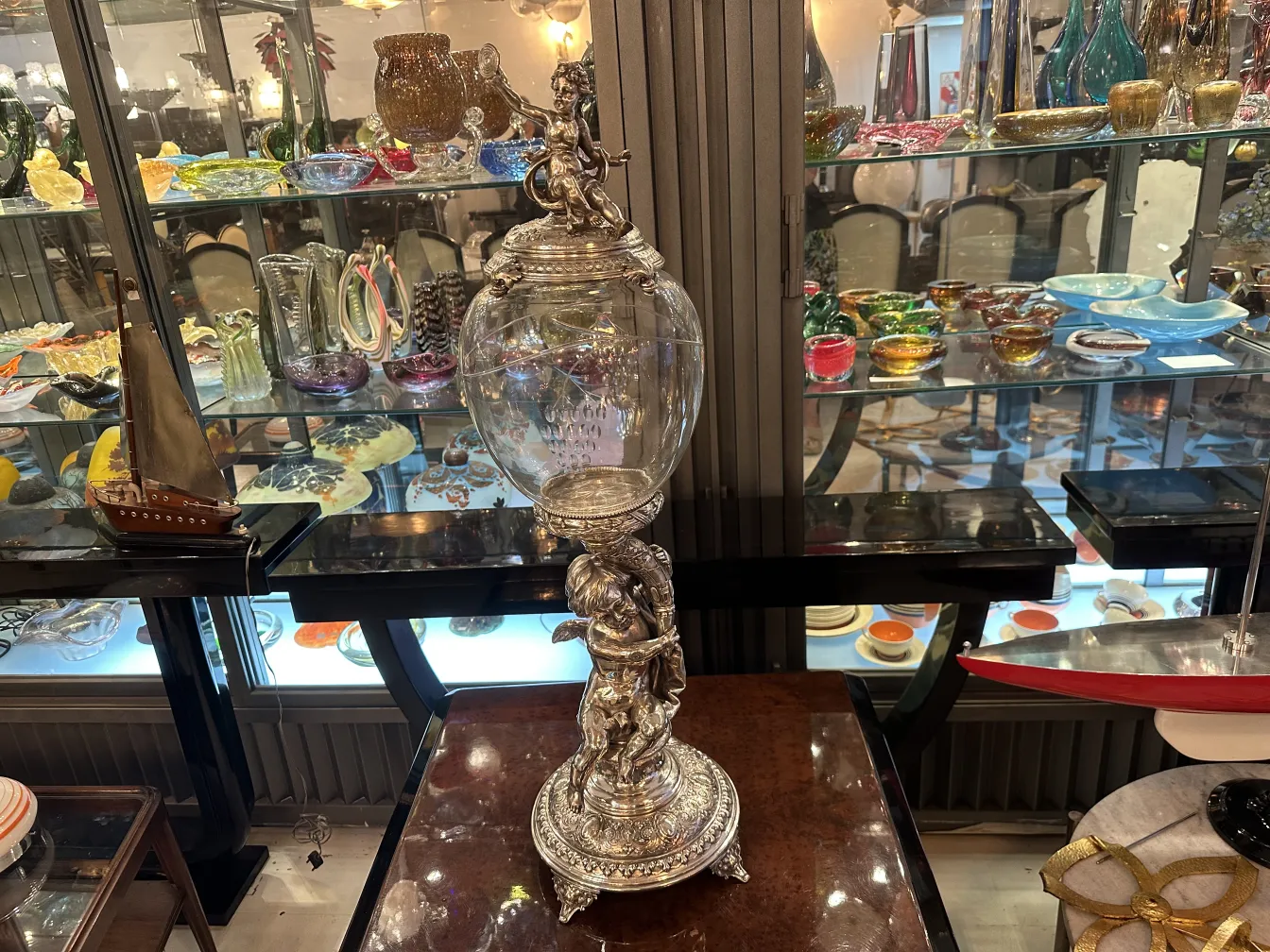 قطع مركزية للطاولة WMF عتيقة زخرفية في بيئة أنيقة مع قارب