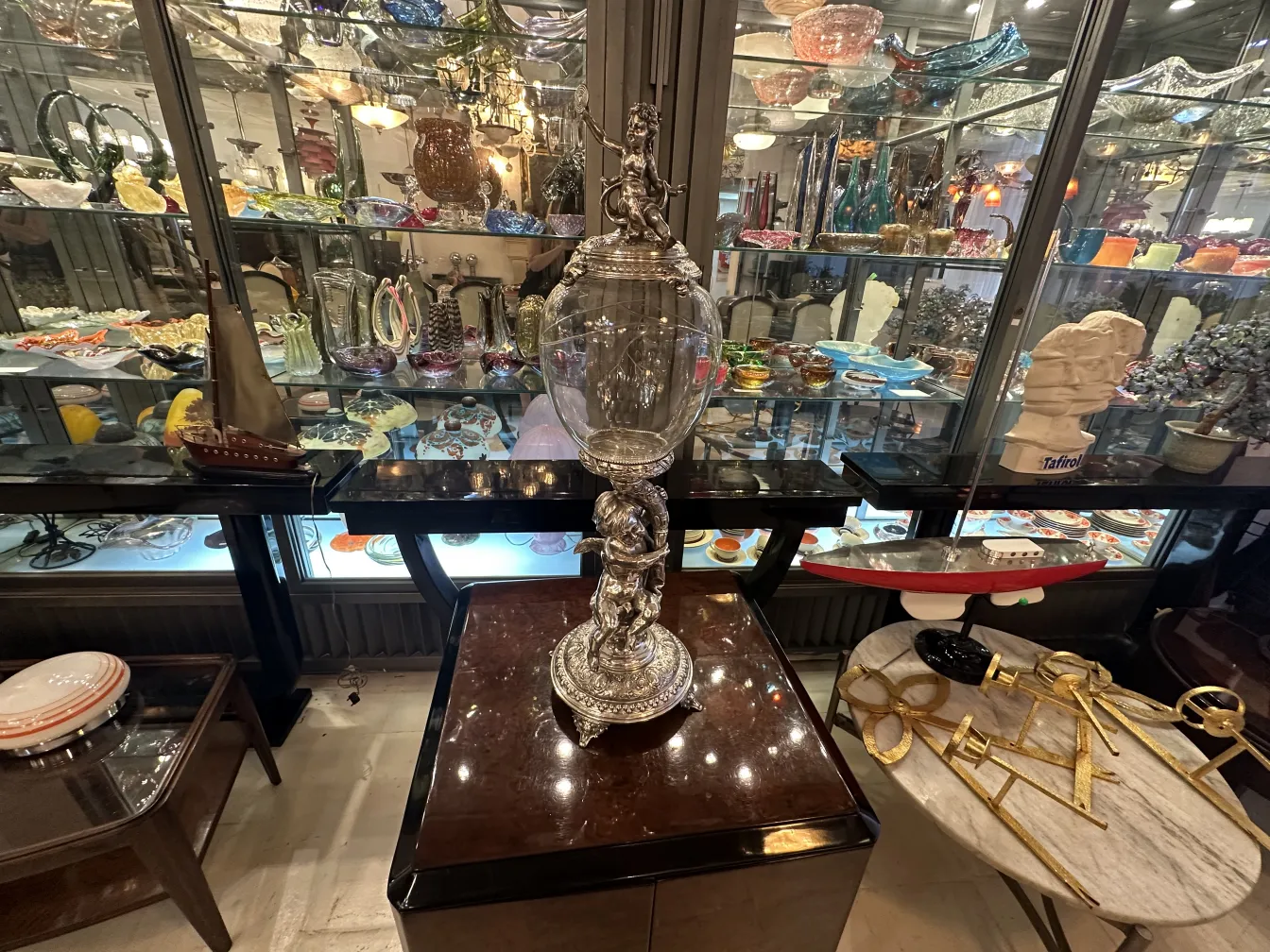 Centrotavola antico WMF con bellezza floreale, circondato da oggetti decorativi