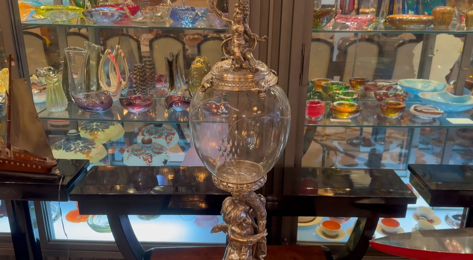 centre de table ancien wmff avec décorations florales, fond en verre coloré