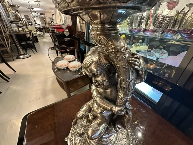 Centre de table WMF ancien avec figure d'enfant décoratif, cadre élégant