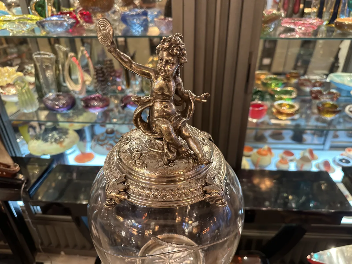 古董 WMF 中心装饰品顶部有雕像，装饰优雅环境