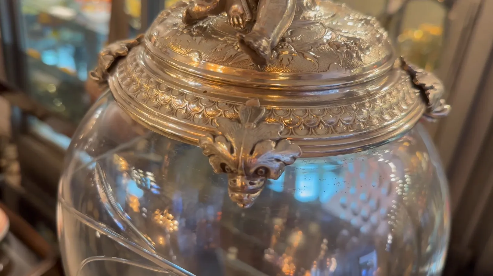 centre de table wmfs ancien avec des éléments décoratifs dans un cadre élégant