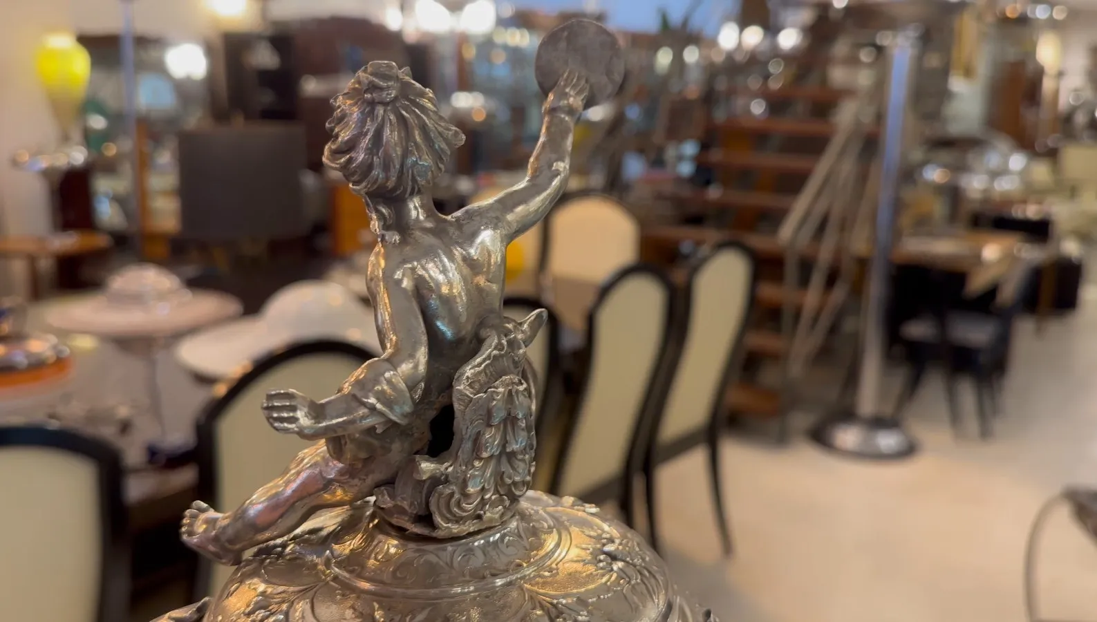 centro de mesa antigo WMF com figura decorativa e fundo elegante