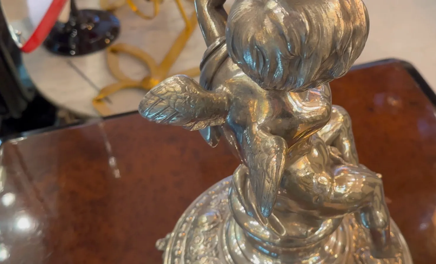 centre de table WMF ancien avec figure décorative en métal, cadre élégant.