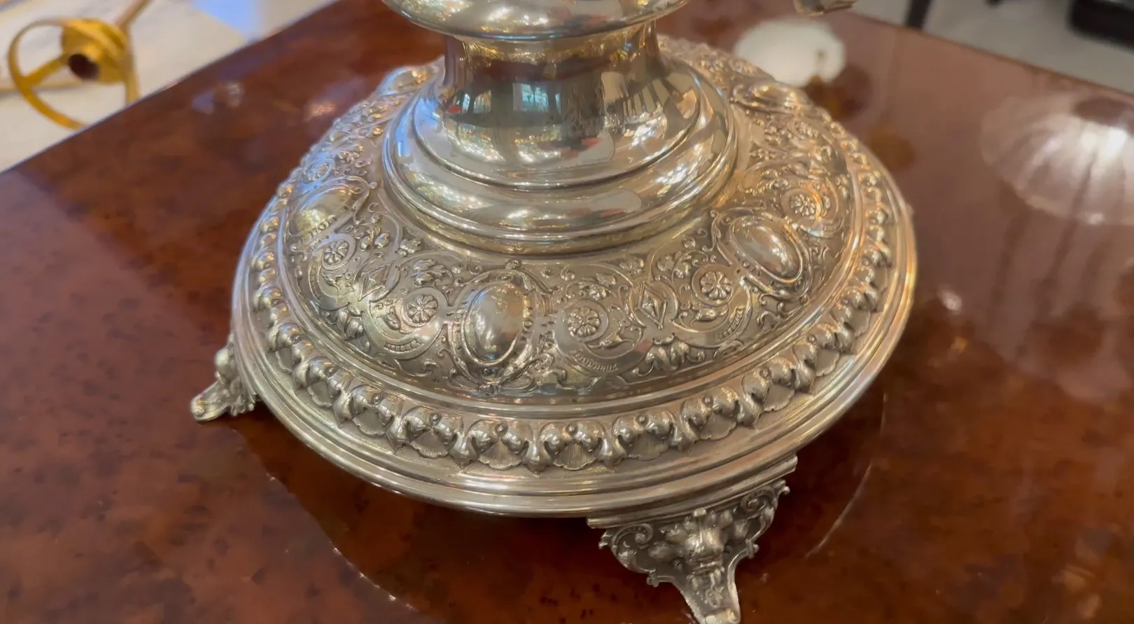 centre de table ancien wmff avec décoration détaillée à la base