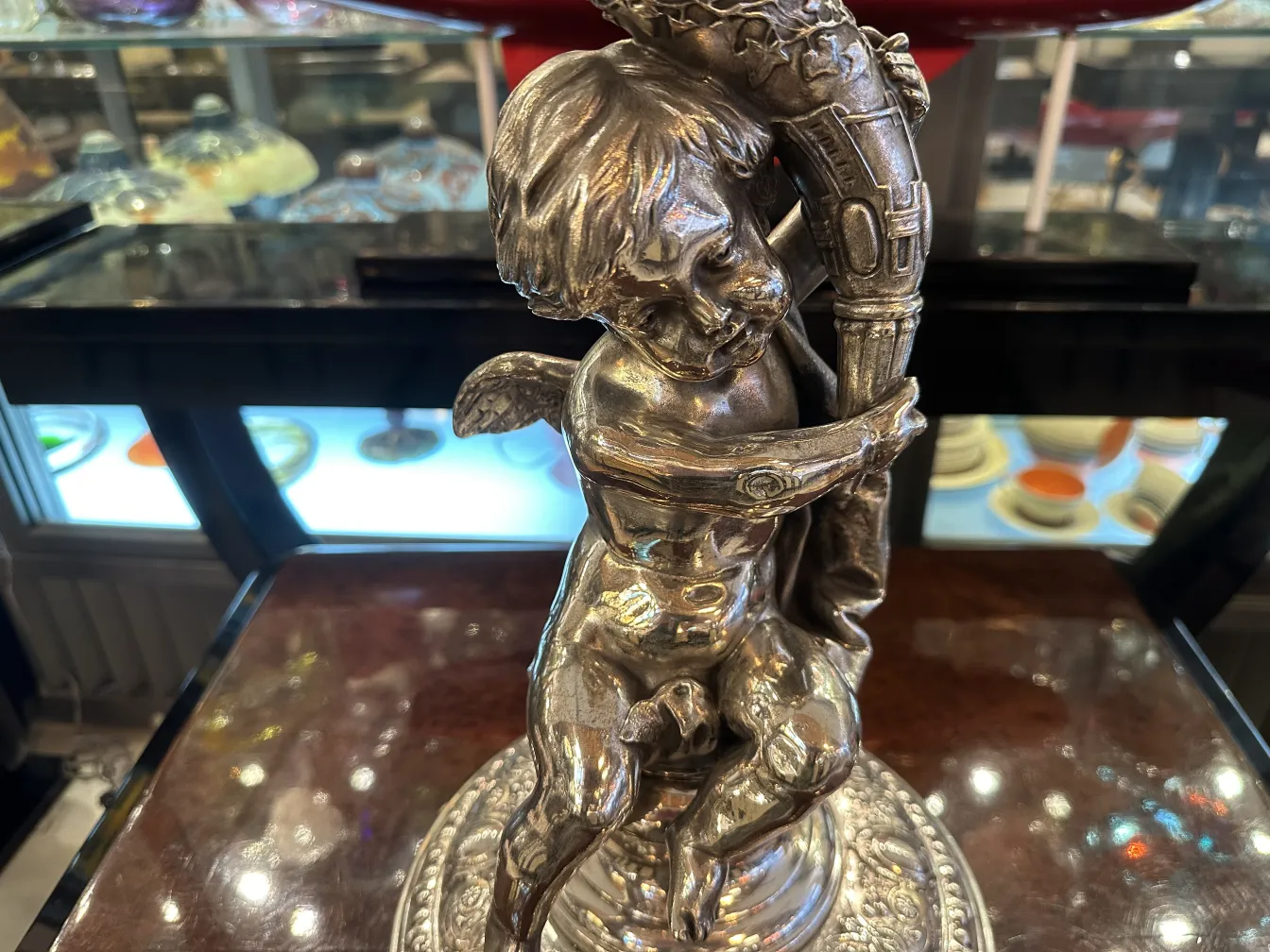 centre de table wmfs avec ange décoratif sur base ronde