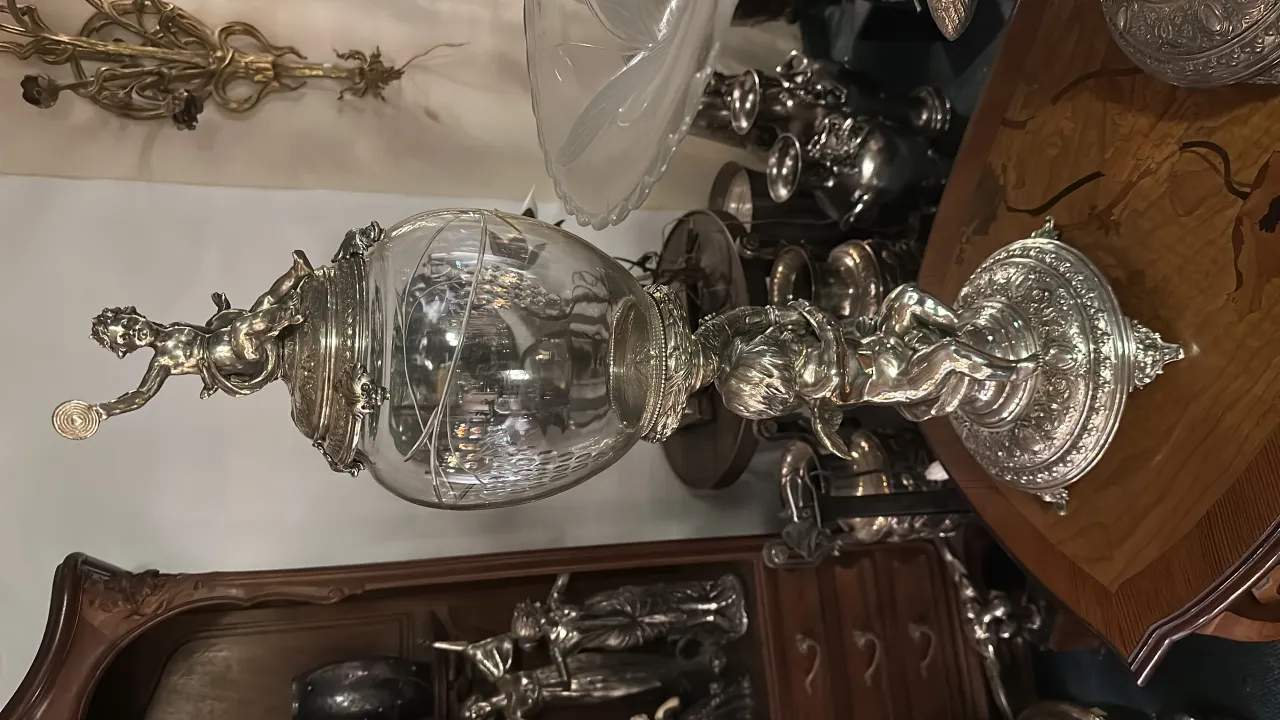 Centrotavola antico WMF con figura decorativa e atmosfera classica