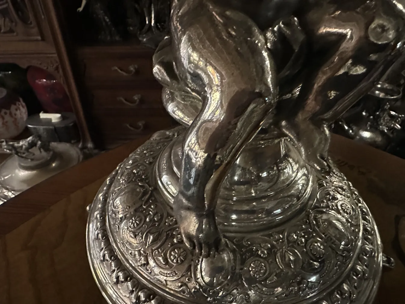 centrotavola antico WMF con dettagli decorativi sottili in un ambiente classico