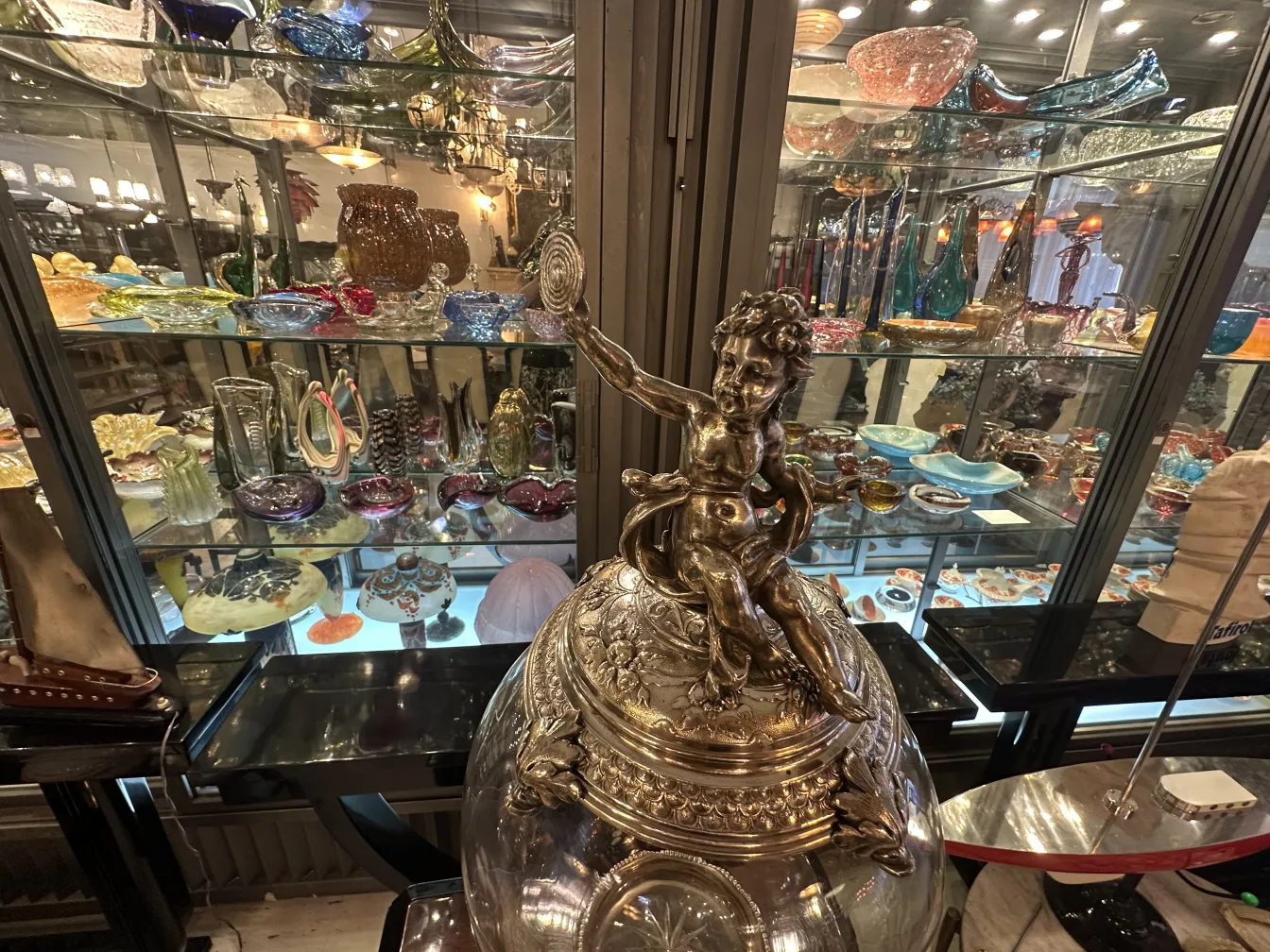 Centrotavola antico WMF con figura di bambino su un globo, circondato da oggetti decorativi