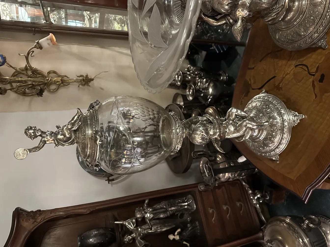 centrotavola antico WMF con figura decorativa e dettagli intricati