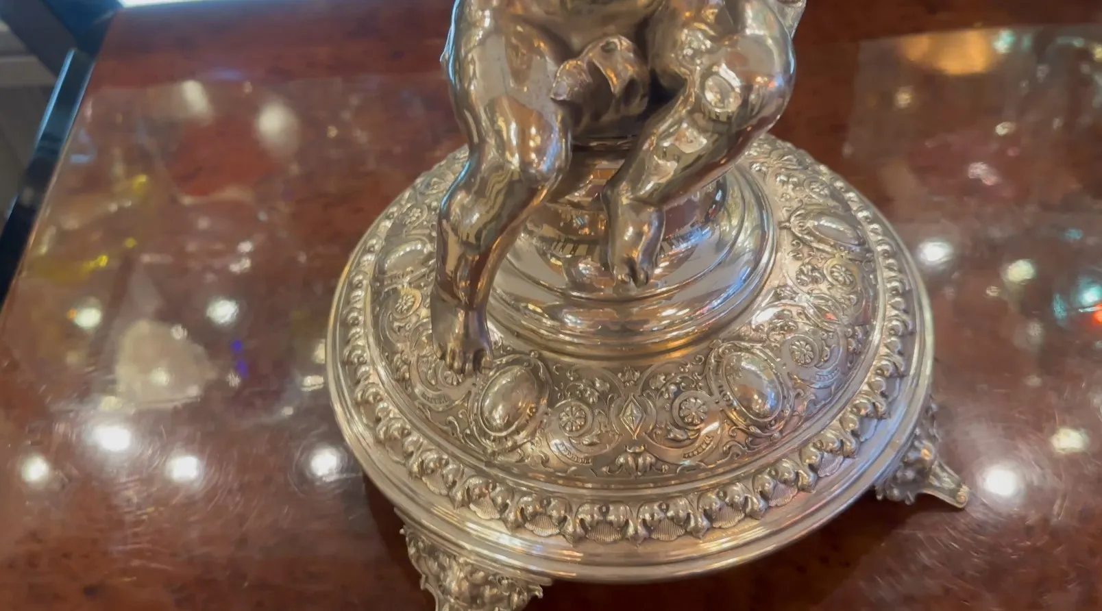 Antigua jardinera WMF con base decorativa, ideal como centro de mesa.