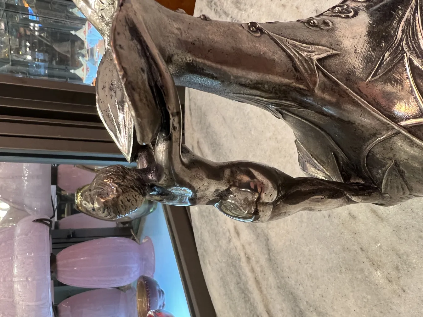 jarro antigo com detalhe ornamental e forma estilizada