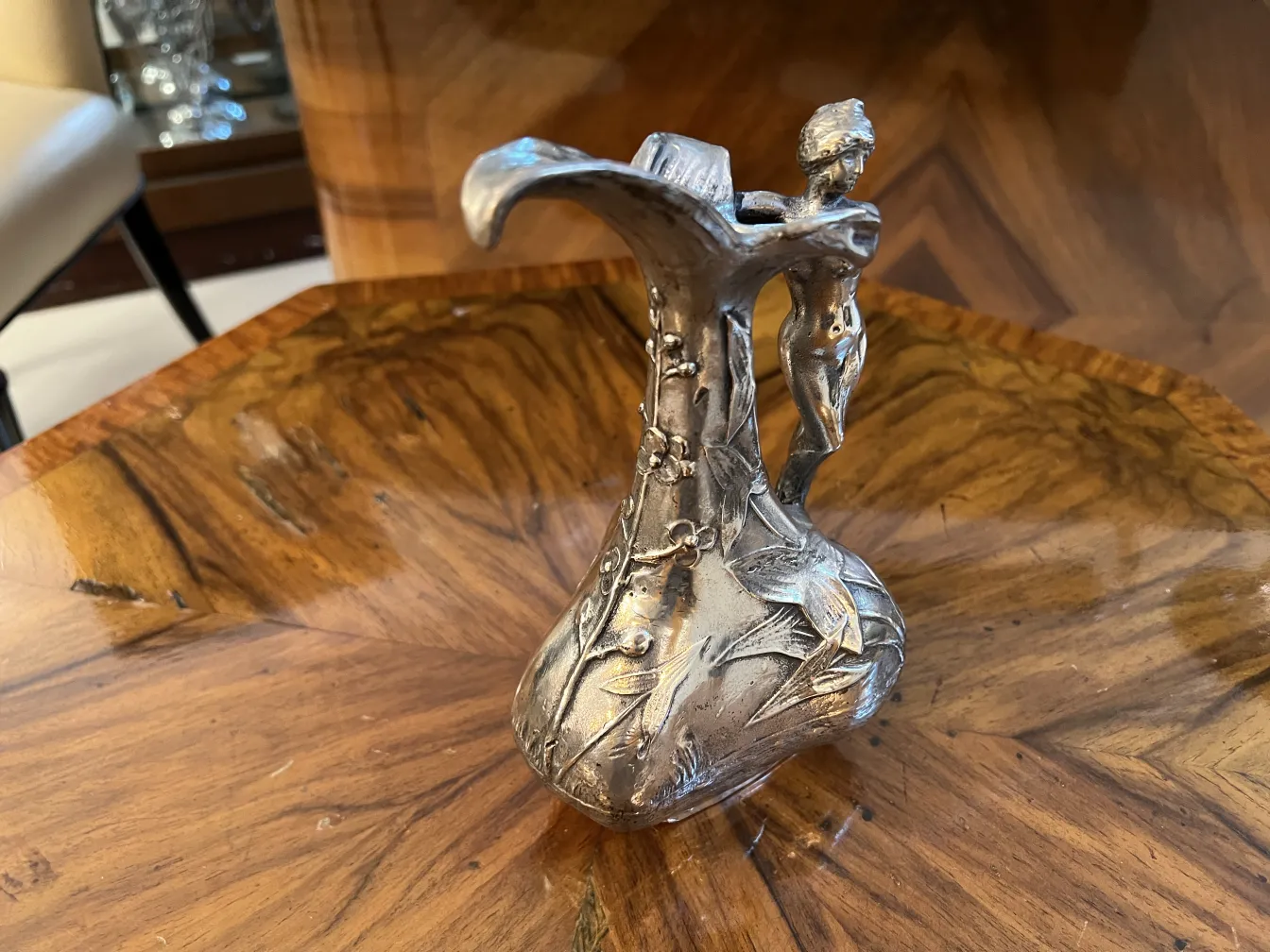 جرة قديمة مزخرفة بأشكال وزهور