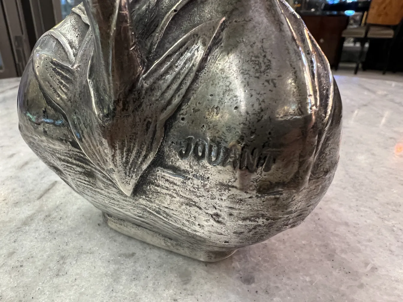 brocca antica con motivo floreale e manico