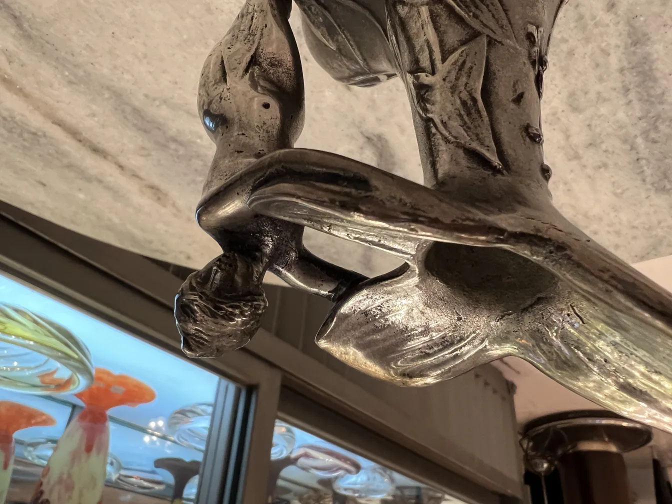 Jarra antigua con figura tallada, fondo decorativo