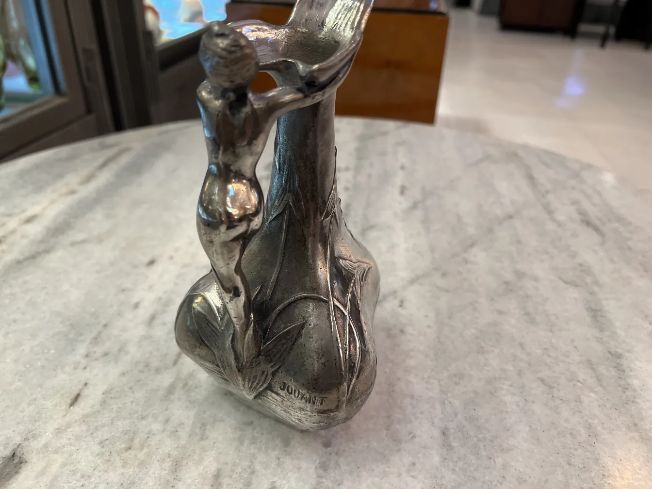 brocca antica con design elegante e figura in rilievo