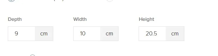Un pichet ancien de forme élégante, décoré dans un environnement rustique.
