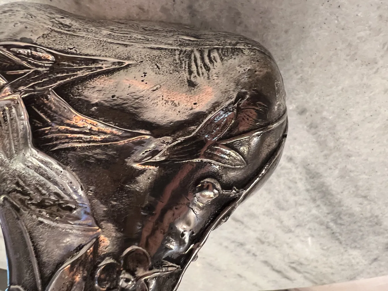 jarro antigo com entalhes de folhas e flores