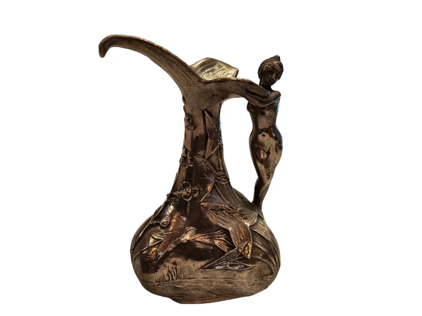 pichet ancien avec des figures décoratives et des détails élégants