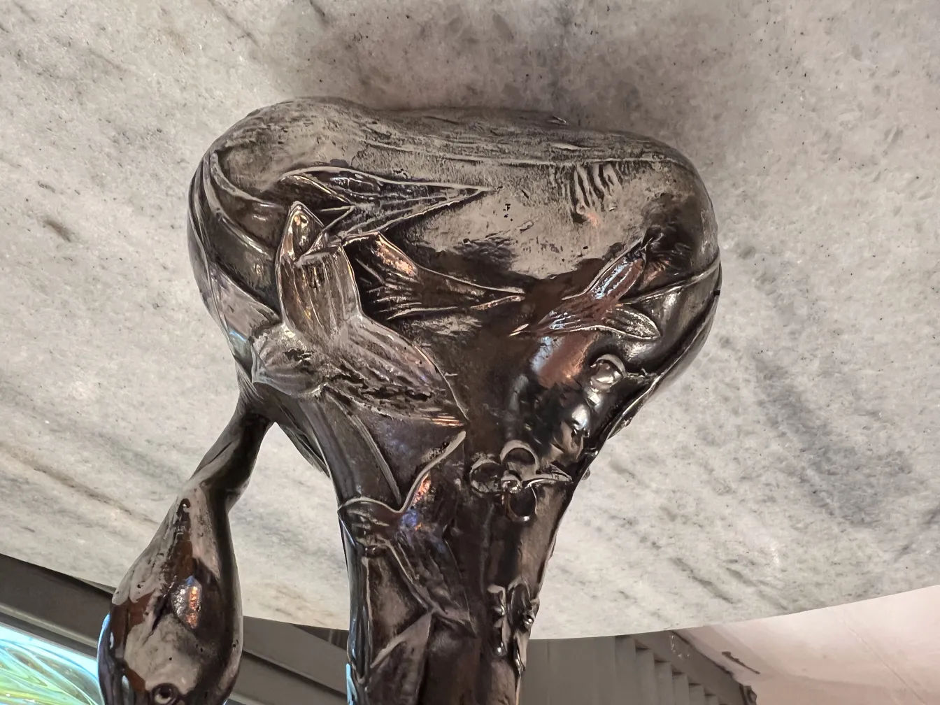 jarra con diseño de aves y forma elegante, situada en un fondo neutro