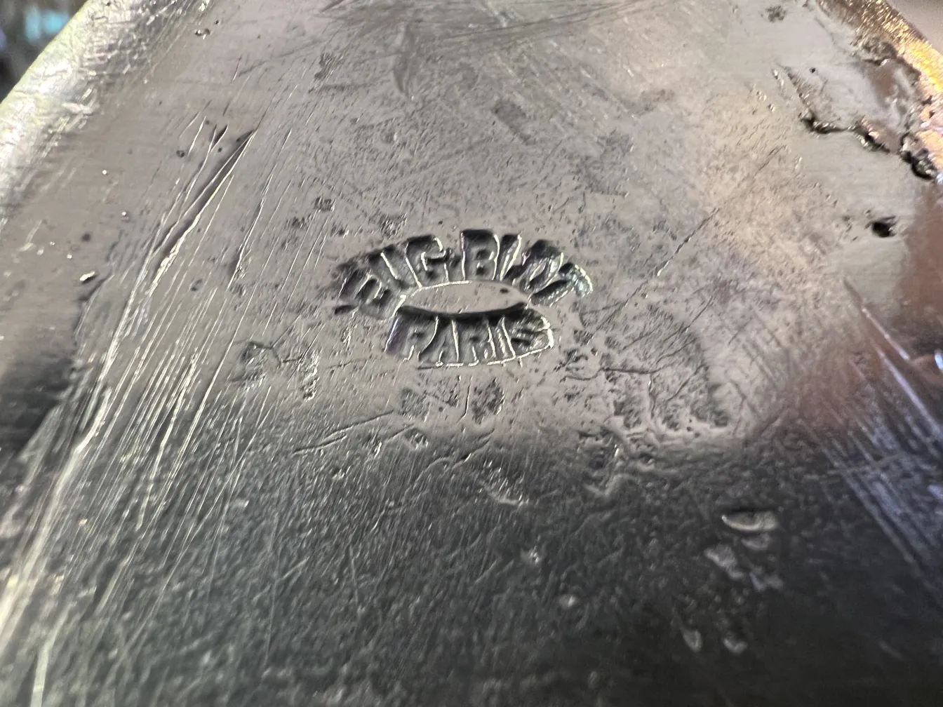 目に見えるマークのある装飾的な古い水差し