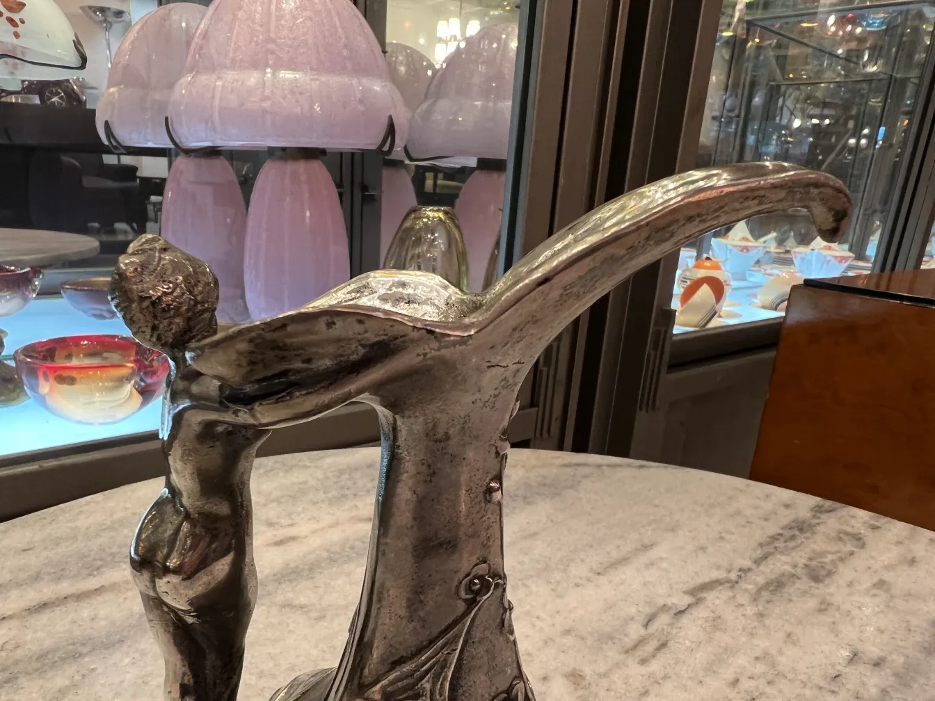 alte Krüge mit dekorativer Figur, glänzernder Hintergrund