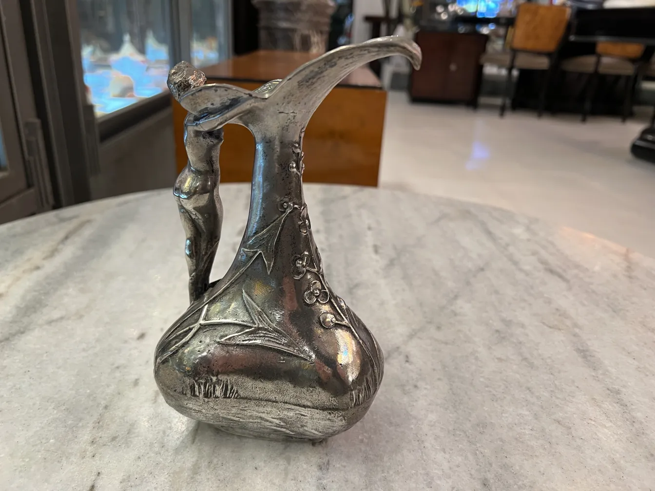 antiker krug mit figürlicher skulptur, elegantes dekoratives setting