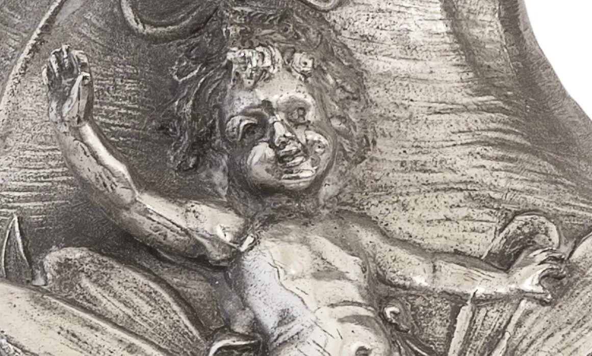 jarra antigua con figura, decoración elegante y detallada