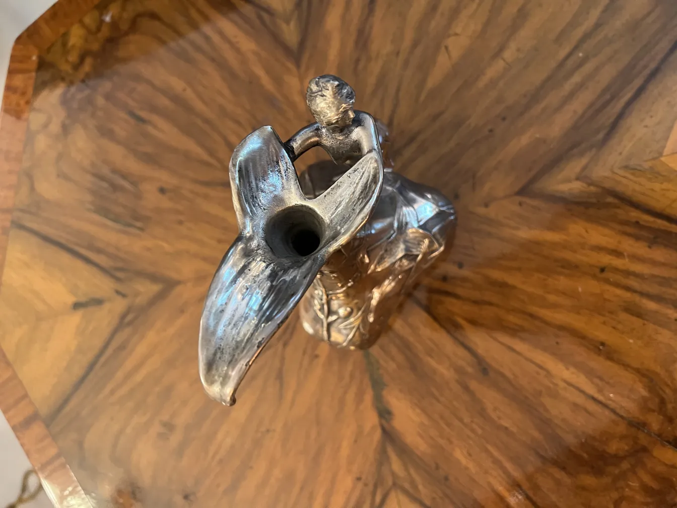 古董水瓶顶部有装饰性人物，温暖的环境。