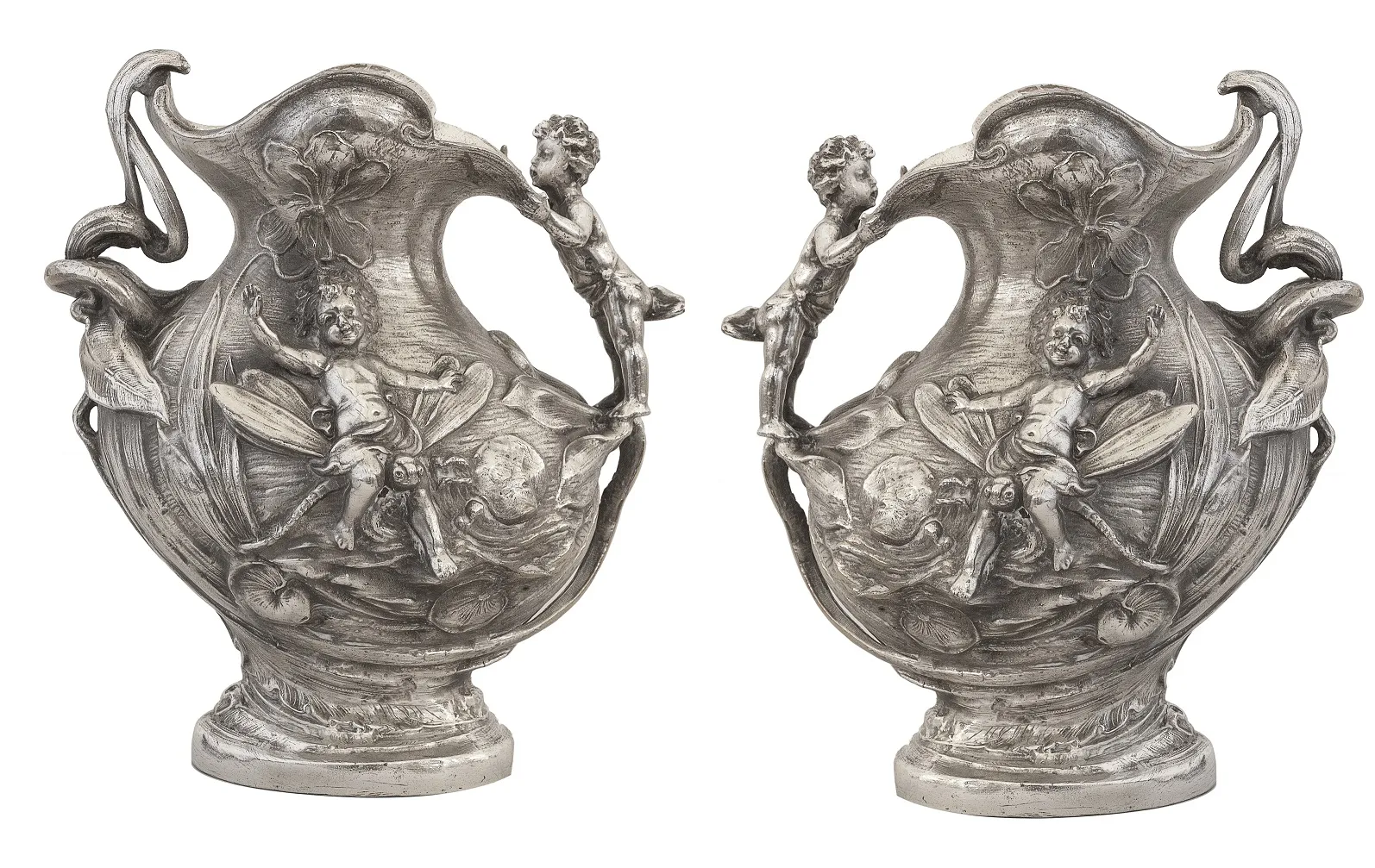 Pichet ancien avec décorations en relief et figures d'enfants.