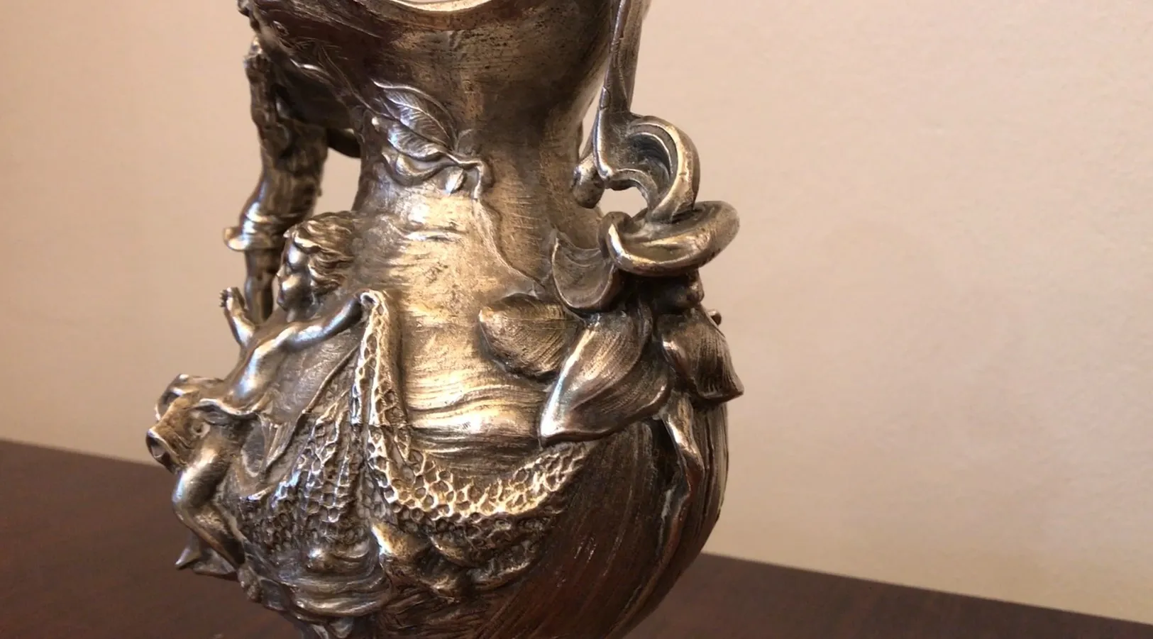 古老水瓶带有浮雕和装饰细节