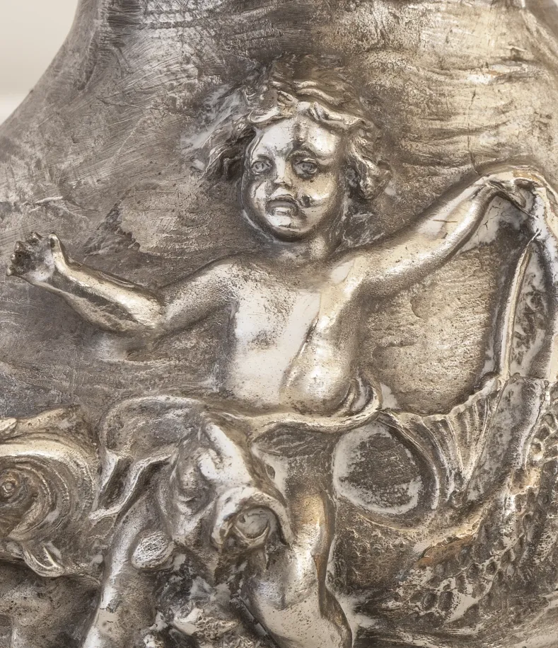 brocca antica con figure e dettagli elaborati