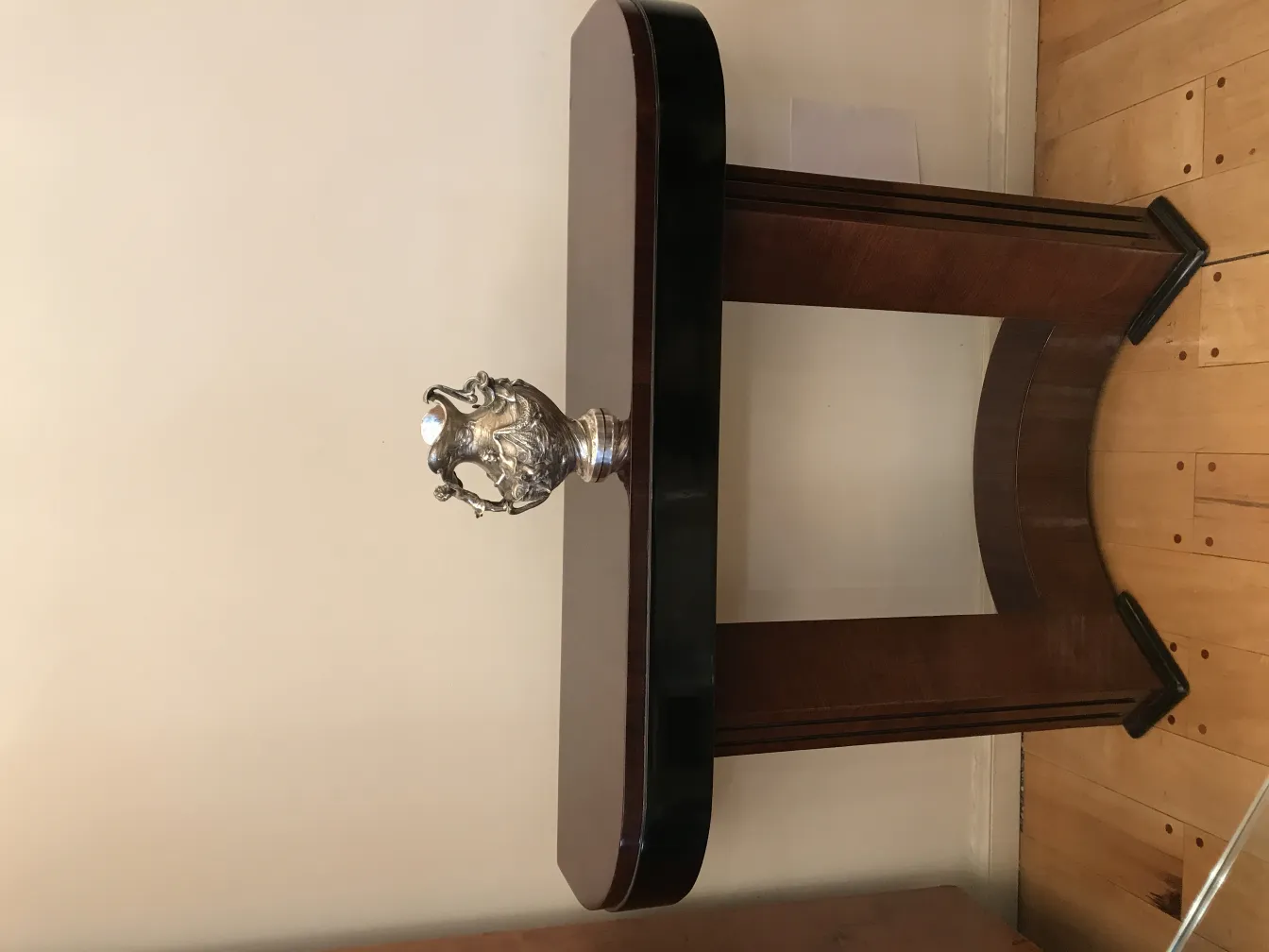 antigua jarra decorativa con detalles elegantes sobre una mesa