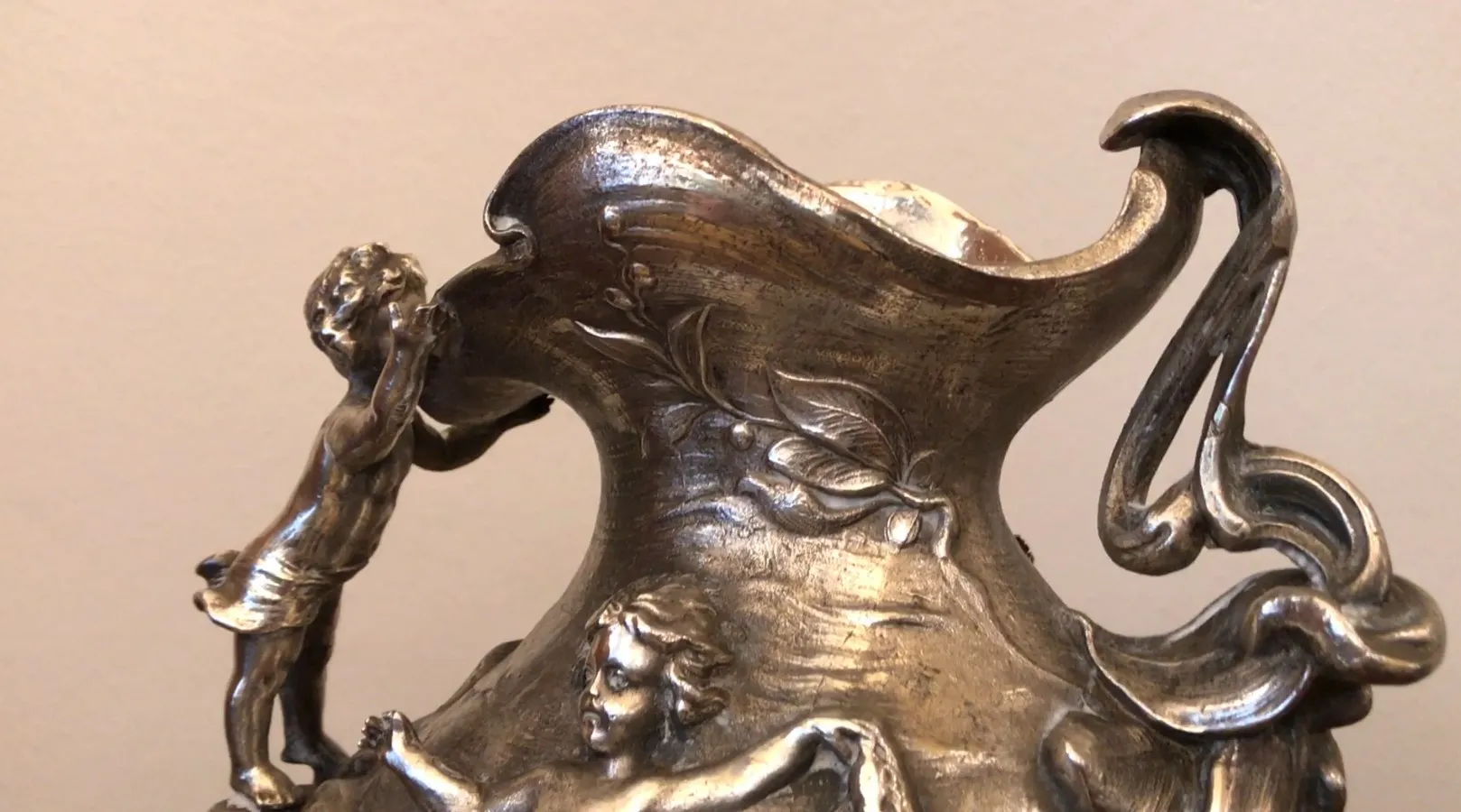 jarra antiga com figuras esculpidas e forma elegante