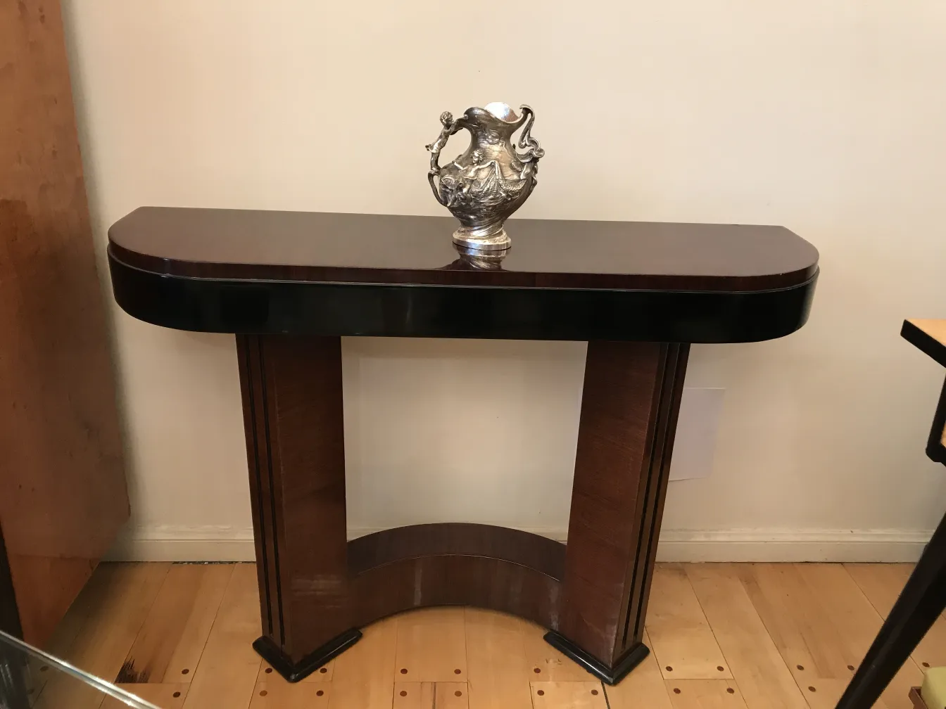 pichet ancien avec des détails décoratifs en haut