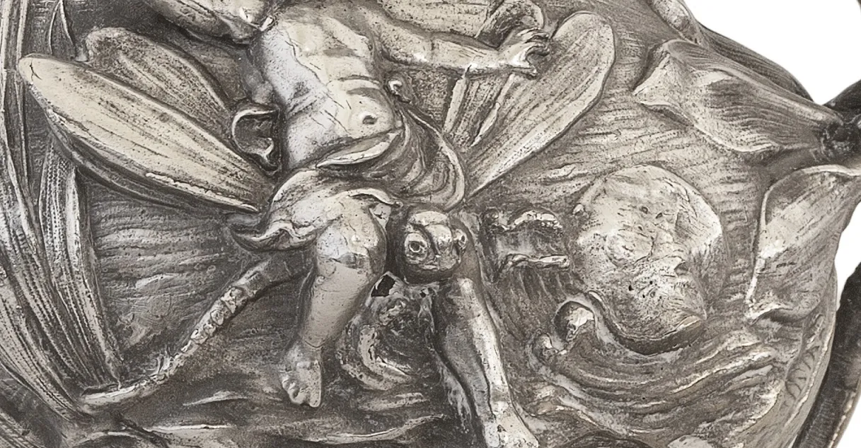 pichet ancien avec gravures et détails délicats