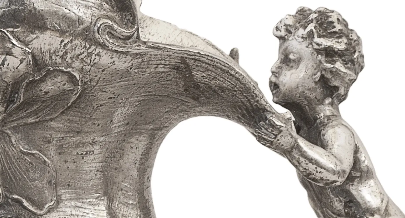 pichet ancien orné avec un enfant tenant, détails en relief