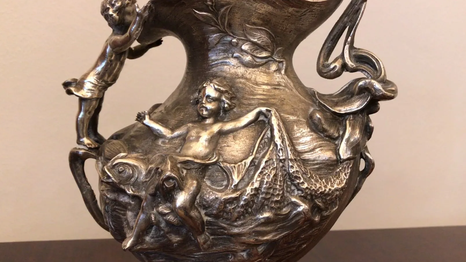 antiker krug mit relief von engeln, das seine pracht zeigt