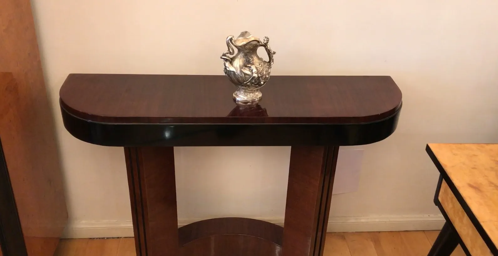 jarra antigua en mesa con decoración elaborada