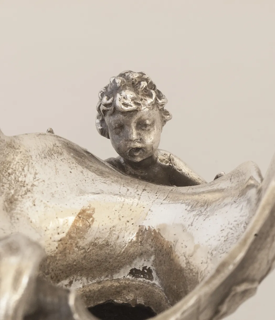 brocca antica con figura, decorazione curva dettagliata