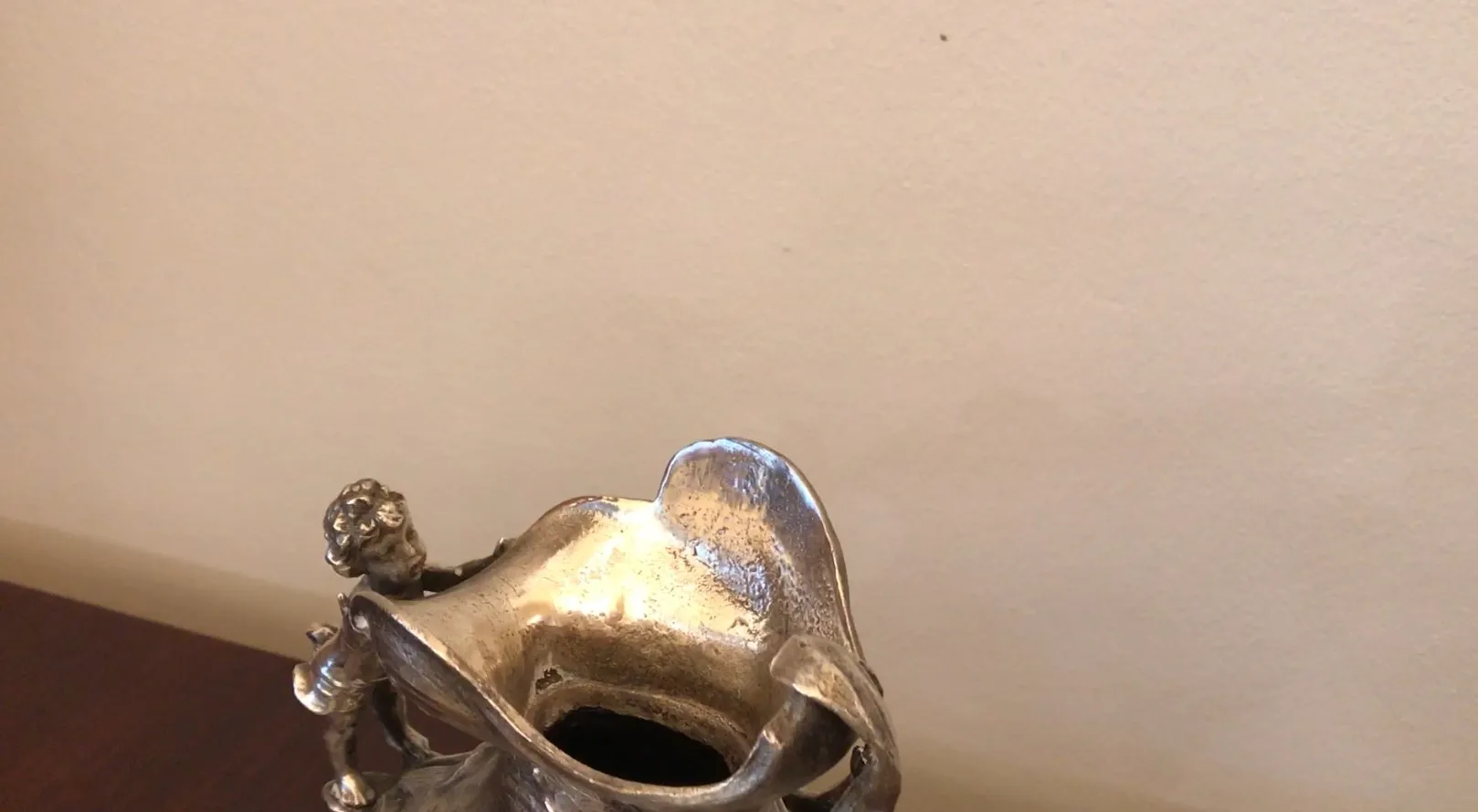 古董水瓶带装饰性人物和优雅的形状