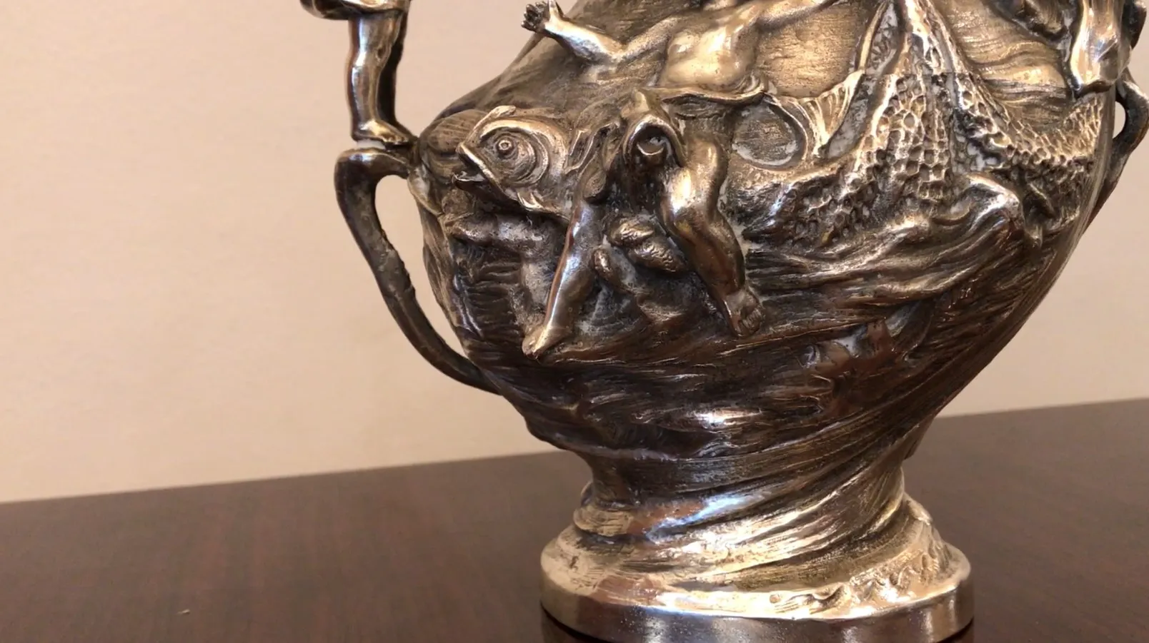 pichet ancien avec détails sculpturaux et forme artistique, dans un cadre simple