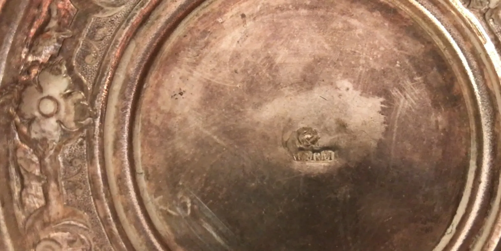 Jars wmfi anciens dans un cadre décoratif.